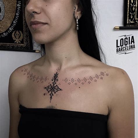 tatuaje hombre clavicula|Tatuajes clavicula hombre